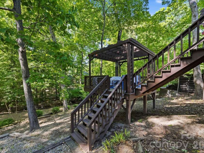 1015 Thistle Court, Charlotte, NC 28211.  MLS# CAR4381396, YatesRealty ID 28322. 