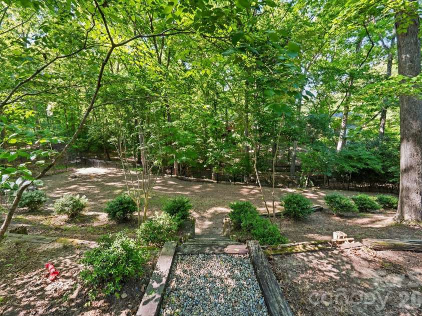 1015 Thistle Court, Charlotte, NC 28211.  MLS# CAR4381396, YatesRealty ID 28322. 