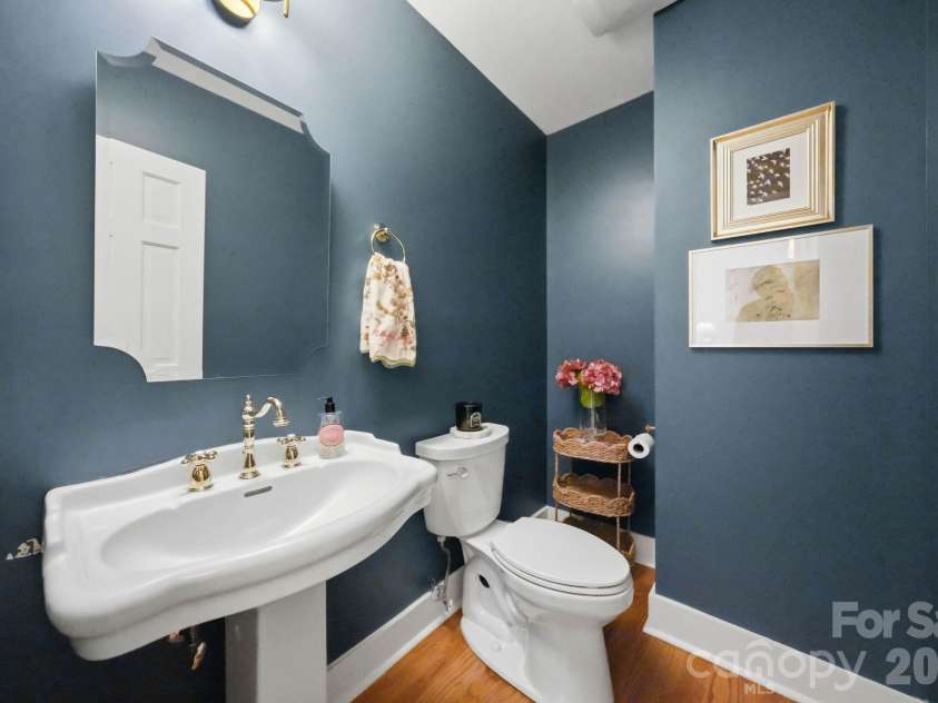 1015 Thistle Court, Charlotte, NC 28211.  MLS# CAR4381396, YatesRealty ID 28322. Half Bathroom Main Level