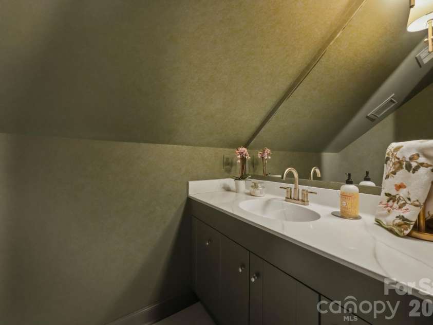 1015 Thistle Court, Charlotte, NC 28211.  MLS# CAR4381396, YatesRealty ID 28322. Half Bathroom Upper Level