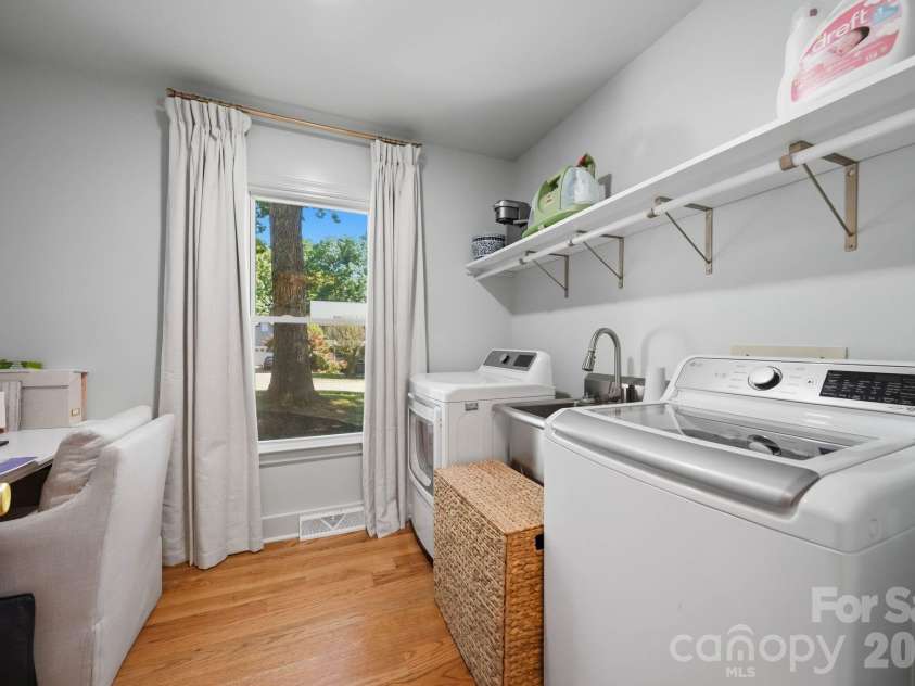 1015 Thistle Court, Charlotte, NC 28211.  MLS# CAR4381396, YatesRealty ID 28322. Laundry Room Main Level