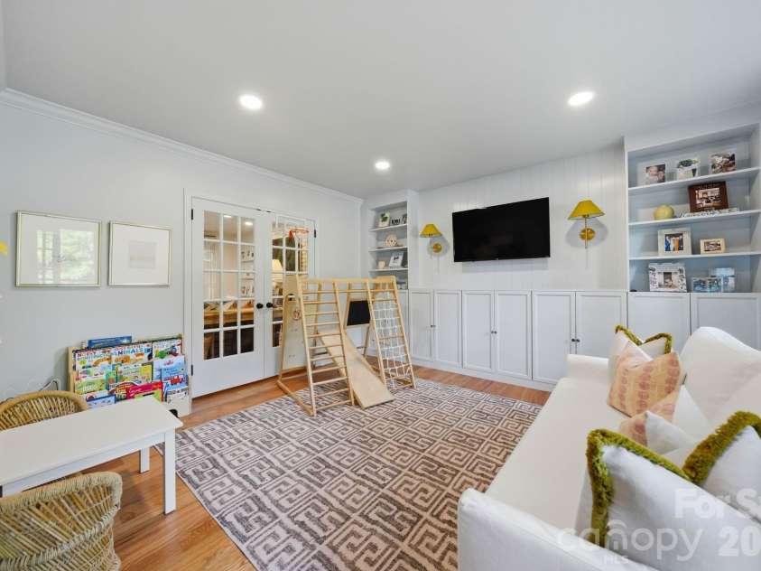 1015 Thistle Court, Charlotte, NC 28211.  MLS# CAR4381396, YatesRealty ID 28322. Office