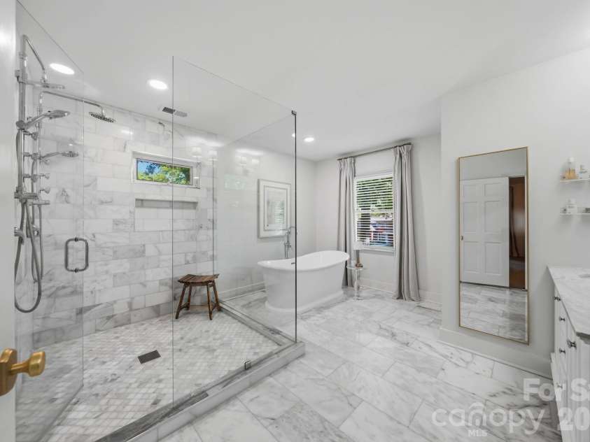 1015 Thistle Court, Charlotte, NC 28211.  MLS# CAR4381396, YatesRealty ID 28322. Primary Bathroom