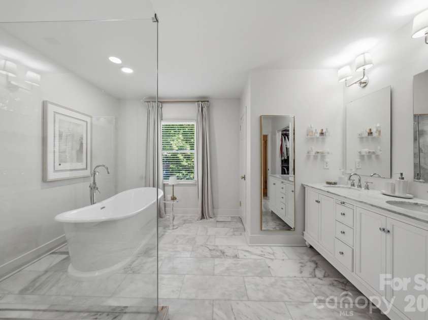 1015 Thistle Court, Charlotte, NC 28211.  MLS# CAR4381396, YatesRealty ID 28322. Primary Bathroom