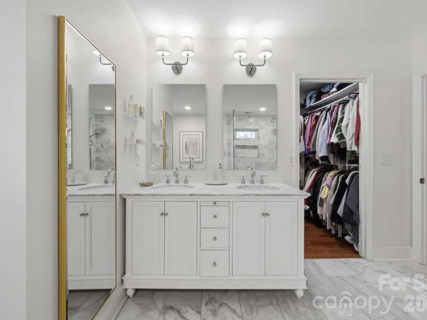 1015 Thistle Court, Charlotte, NC 28211.  MLS# CAR4381396, YatesRealty ID 28322. Primary Bathroom