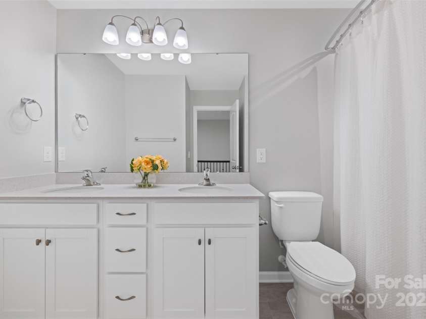 15626 Little Bluestem Street, Charlotte, NC 28278.  MLS# CAR4278751, YatesRealty ID 28323. Full upstairs bathroom