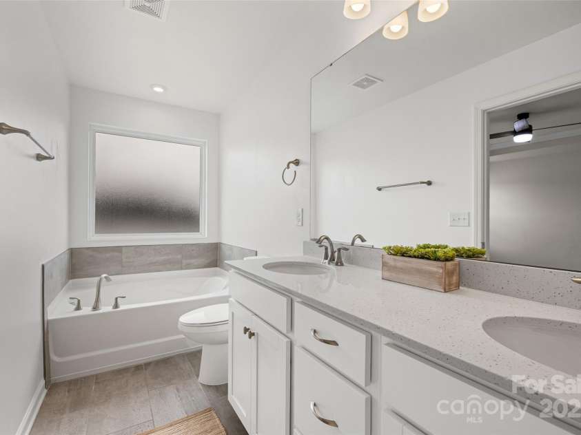 15626 Little Bluestem Street, Charlotte, NC 28278.  MLS# CAR4278751, YatesRealty ID 28323. Primary with spa tub