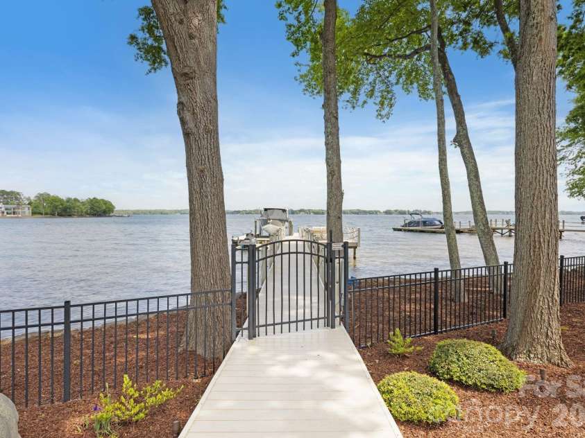 215 Milford Circle, Mooresville, NC 28117.  MLS# CAR4388175, YatesRealty ID 28323. 