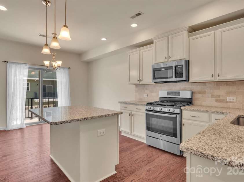 6263 Cloverdale Drive, Tega Cay, SC 29708.  MLS# CAR4279308, YatesRealty ID 28324. Gas range