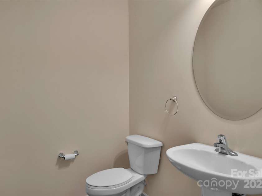 6263 Cloverdale Drive, Tega Cay, SC 29708.  MLS# CAR4279308, YatesRealty ID 28324. Half Bath Main floor