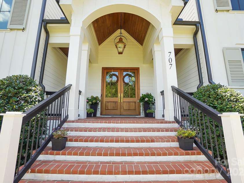 707 Hudson Place, Davidson, NC 28036.  MLS# CAR4280290, YatesRealty ID 28326. 