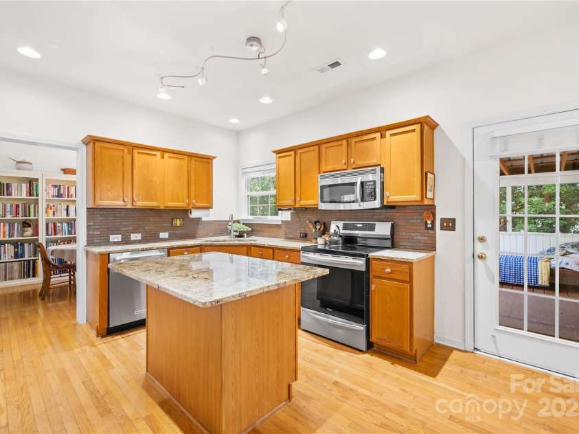 8682 Brook Glen Lane, Huntersville, NC 28078.  MLS# CAR4281128, YatesRealty ID 28327. Kitchen