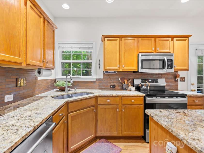 8682 Brook Glen Lane, Huntersville, NC 28078.  MLS# CAR4281128, YatesRealty ID 28327. Kitchen
