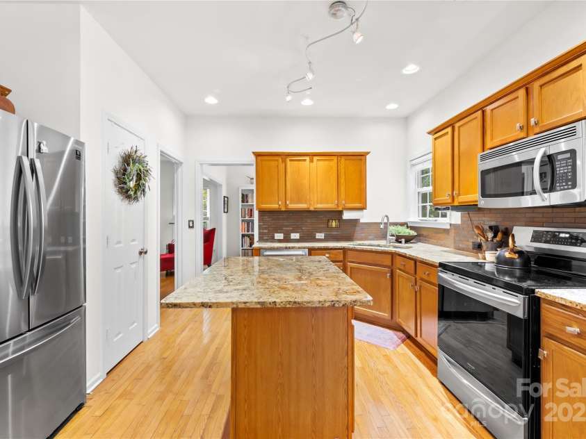 8682 Brook Glen Lane, Huntersville, NC 28078.  MLS# CAR4281128, YatesRealty ID 28327. Kitchen from Family Room
