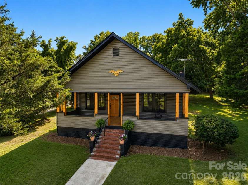 32 Pinecrest Avenue, Great Falls, SC 29055.  MLS# CAR4386898, YatesRealty ID 28329. 
