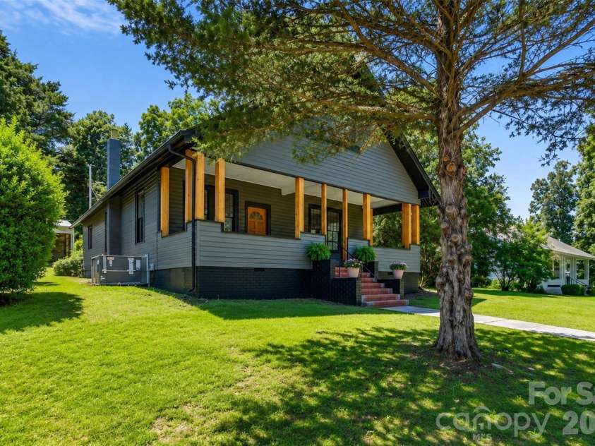 32 Pinecrest Avenue, Great Falls, SC 29055.  MLS# CAR4386898, YatesRealty ID 28329. 