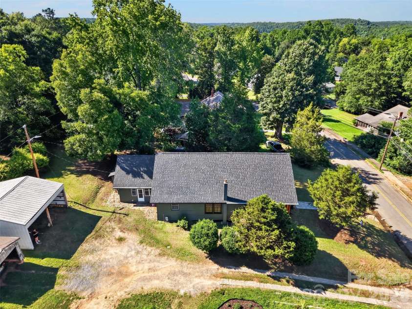 32 Pinecrest Avenue, Great Falls, SC 29055.  MLS# CAR4386898, YatesRealty ID 28329. 
