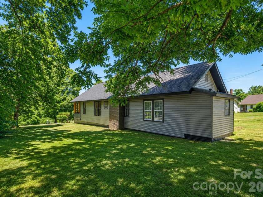 32 Pinecrest Avenue, Great Falls, SC 29055.  MLS# CAR4386898, YatesRealty ID 28329. 