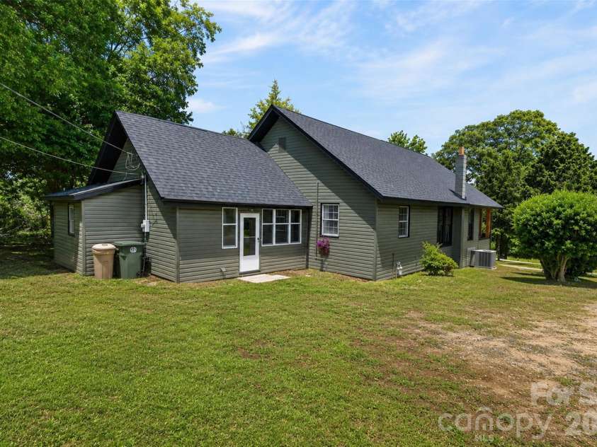 32 Pinecrest Avenue, Great Falls, SC 29055.  MLS# CAR4386898, YatesRealty ID 28329. 