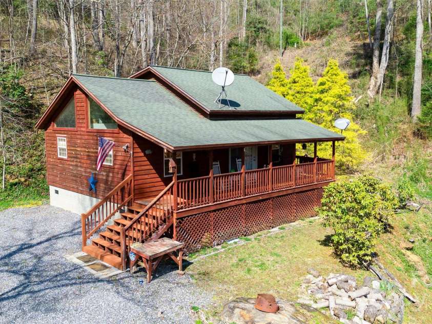 215 Honeysuckle Lane, Sylva, NC 28779.  MLS# CAR4243032, YatesRealty ID 2833. 