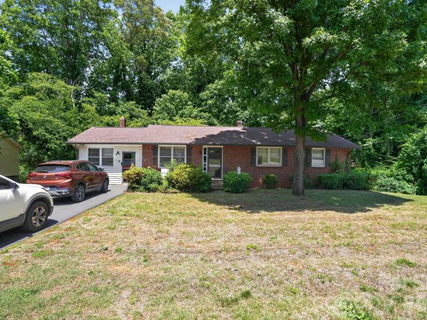 2291 19th Avenue, Hickory, NC 28601.  MLS# CAR4387606, YatesRealty ID 28330. 