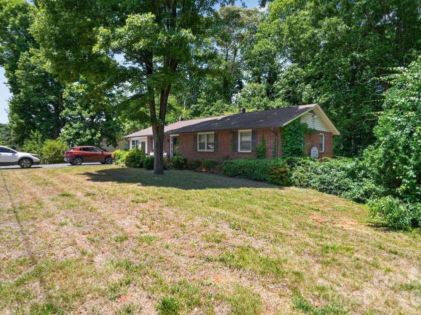 2291 19th Avenue, Hickory, NC 28601.  MLS# CAR4387606, YatesRealty ID 28330. 