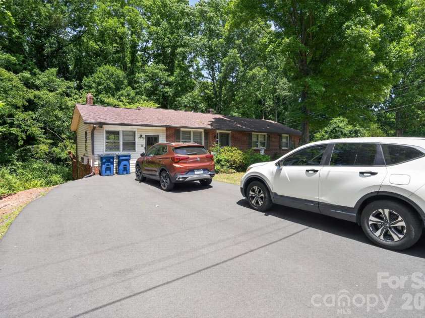 2291 19th Avenue, Hickory, NC 28601.  MLS# CAR4387606, YatesRealty ID 28330. 