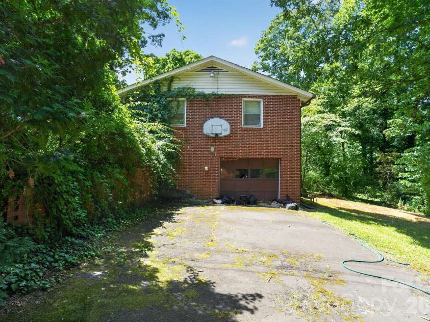 2291 19th Avenue, Hickory, NC 28601.  MLS# CAR4387606, YatesRealty ID 28330. 
