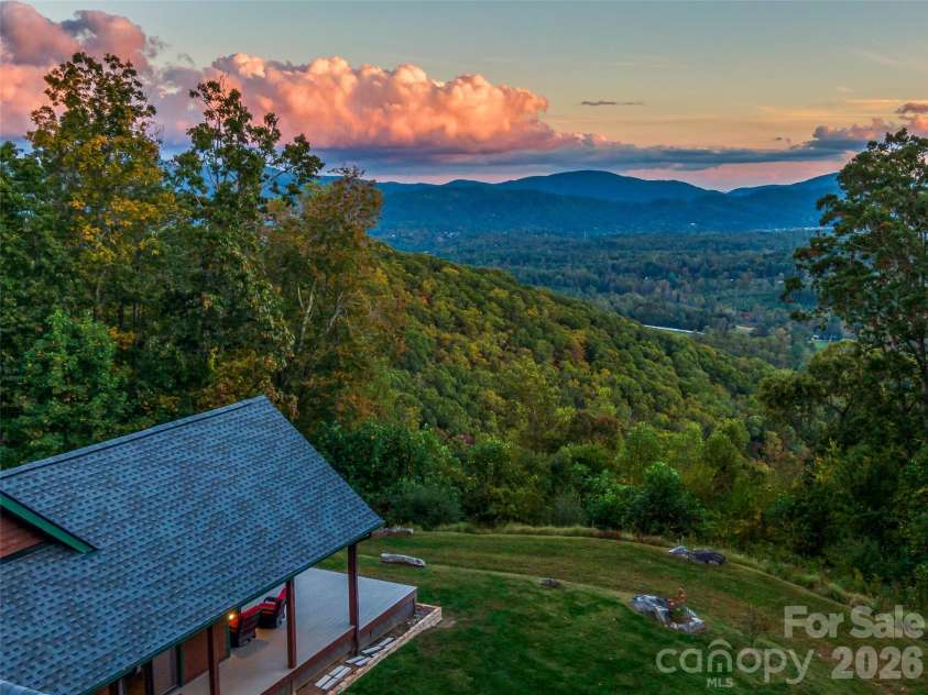 91 Great Oak Lane, Fairview, NC 28730.  MLS# CAR4376722, YatesRealty ID 28334. 