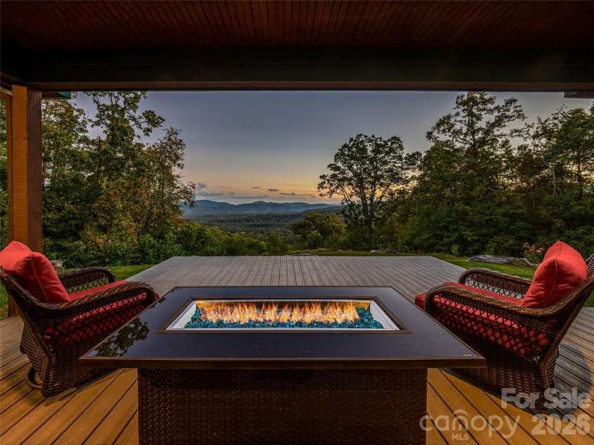 91 Great Oak Lane, Fairview, NC 28730.  MLS# CAR4376722, YatesRealty ID 28334. Let your cares melt away 