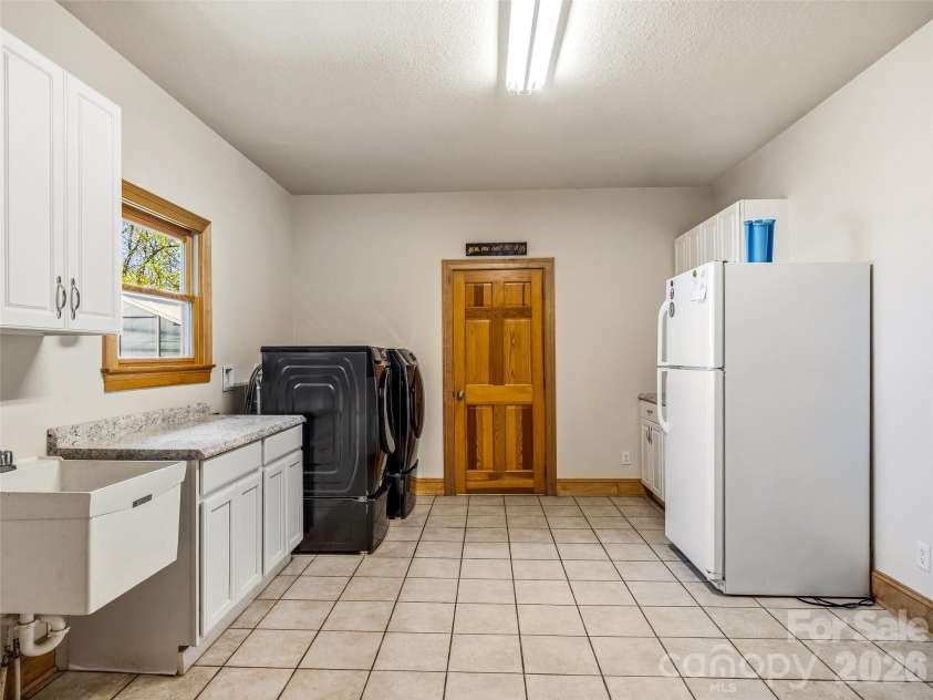 91 Great Oak Lane, Fairview, NC 28730.  MLS# CAR4376722, YatesRealty ID 28334. Main floor utility room/mud room 