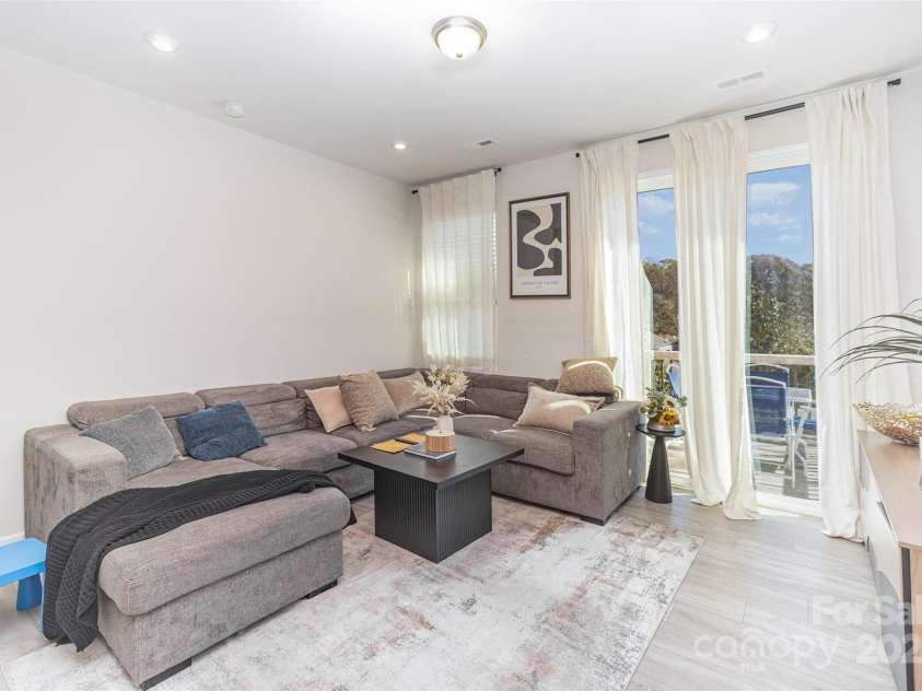 1132 Keydet Drive, Charlotte, NC 28216.  MLS# CAR4321794, YatesRealty ID 2834. Living Room