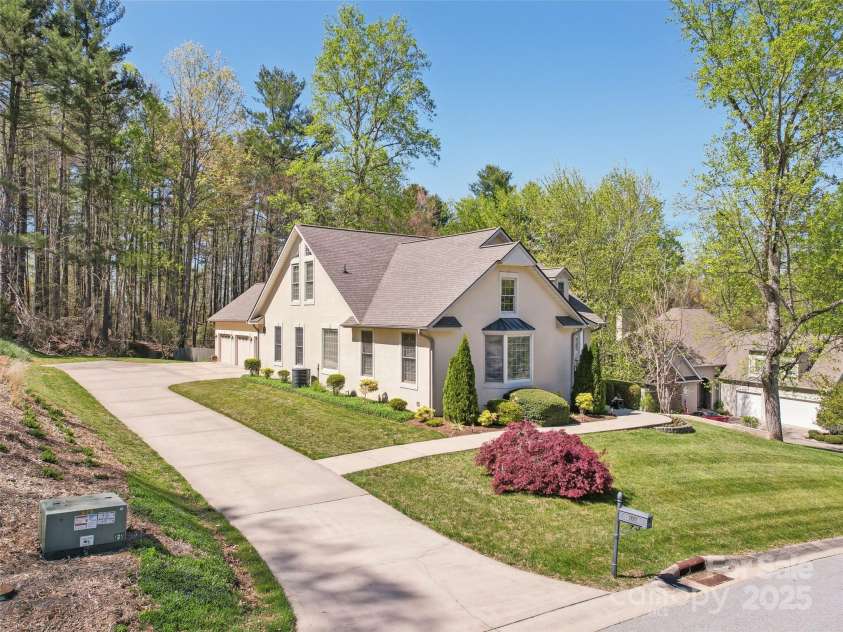 100 Mistletoe Trail, Hendersonville, NC 28791.  MLS# CAR4248156, YatesRealty ID 28342. 