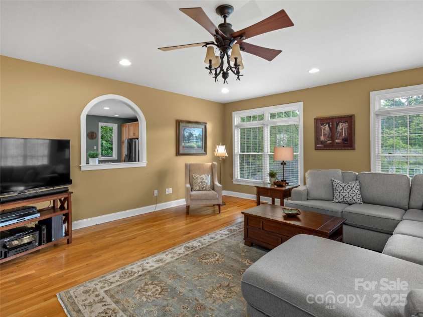 100 Mistletoe Trail, Hendersonville, NC 28791.  MLS# CAR4248156, YatesRealty ID 28342. 