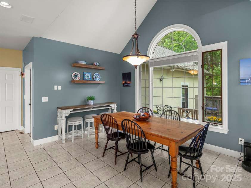 100 Mistletoe Trail, Hendersonville, NC 28791.  MLS# CAR4248156, YatesRealty ID 28342. 