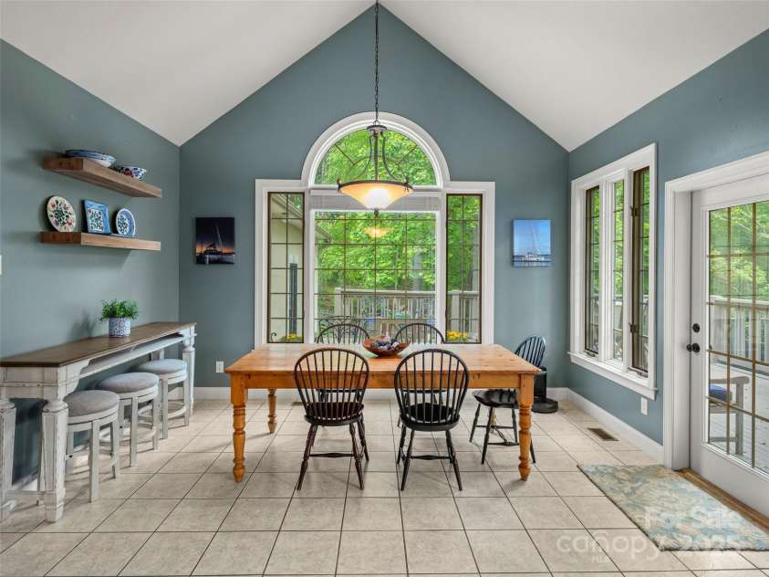 100 Mistletoe Trail, Hendersonville, NC 28791.  MLS# CAR4248156, YatesRealty ID 28342. 