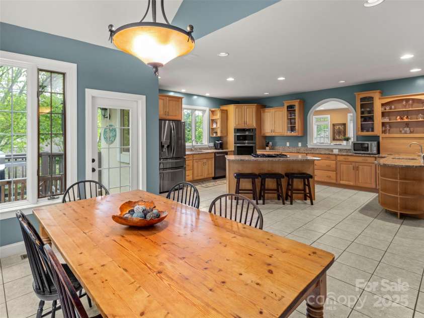 100 Mistletoe Trail, Hendersonville, NC 28791.  MLS# CAR4248156, YatesRealty ID 28342. 