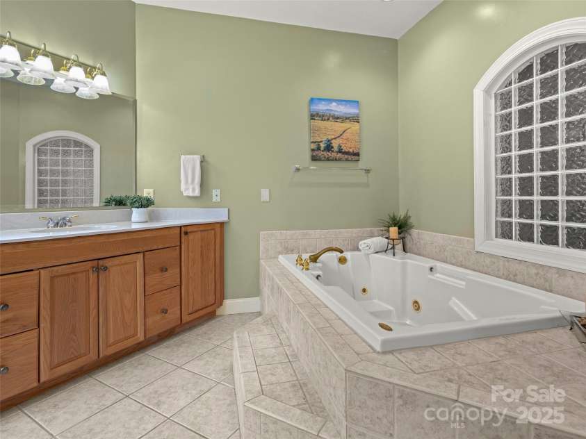 100 Mistletoe Trail, Hendersonville, NC 28791.  MLS# CAR4248156, YatesRealty ID 28342. 