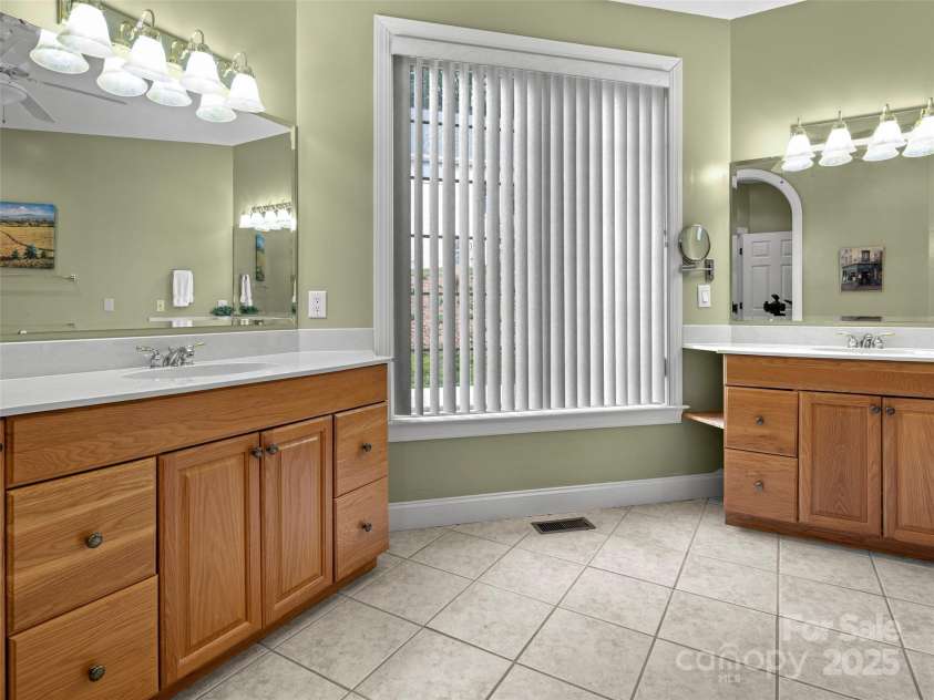 100 Mistletoe Trail, Hendersonville, NC 28791.  MLS# CAR4248156, YatesRealty ID 28342. 