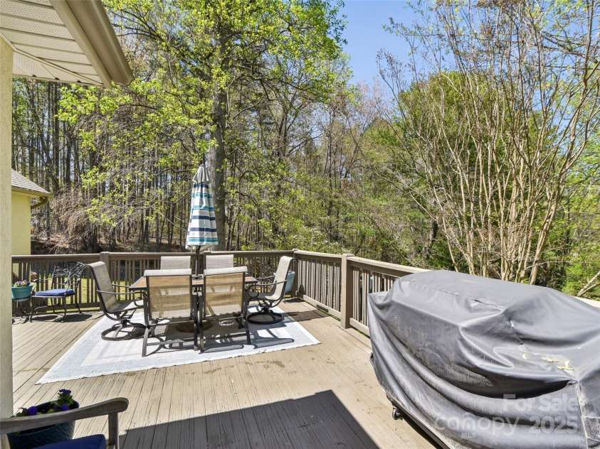 100 Mistletoe Trail, Hendersonville, NC 28791.  MLS# CAR4248156, YatesRealty ID 28342. 