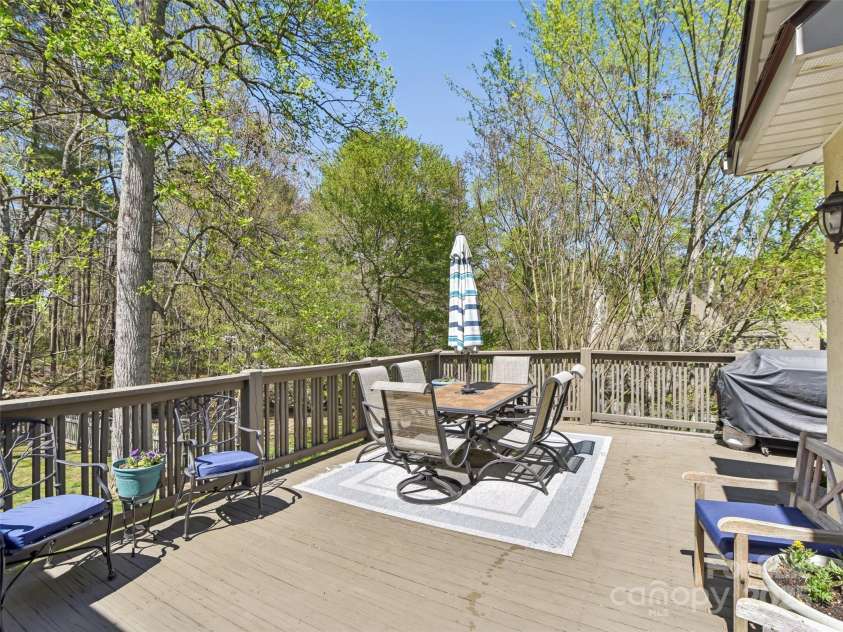 100 Mistletoe Trail, Hendersonville, NC 28791.  MLS# CAR4248156, YatesRealty ID 28342. 