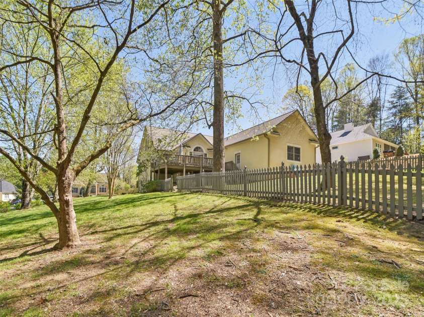 100 Mistletoe Trail, Hendersonville, NC 28791.  MLS# CAR4248156, YatesRealty ID 28342. 