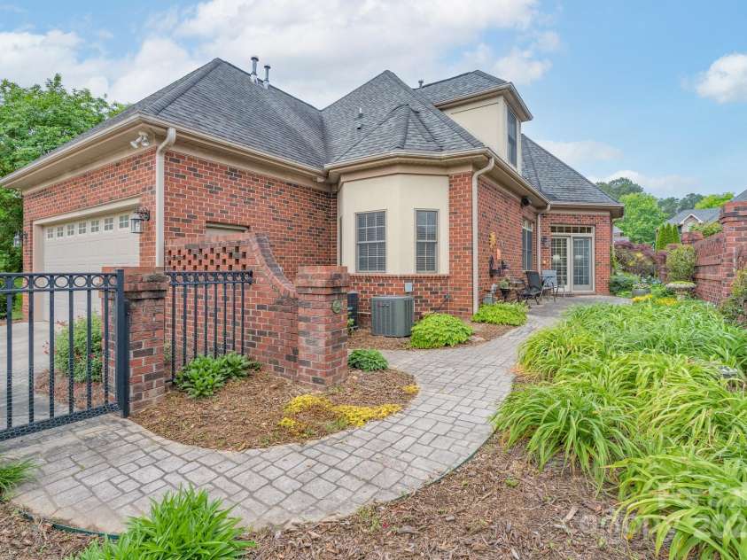 104 Hallmark Crossing, Rock Hill, SC 29732.  MLS# CAR4243961, YatesRealty ID 28343. Gorgeous Courtyard