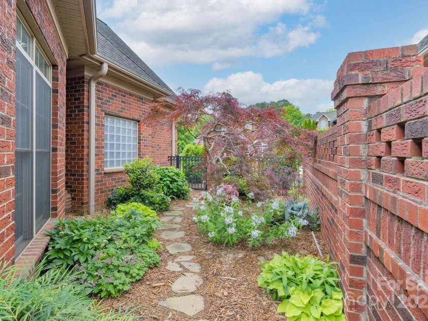 104 Hallmark Crossing, Rock Hill, SC 29732.  MLS# CAR4243961, YatesRealty ID 28343. Gorgeous Courtyard