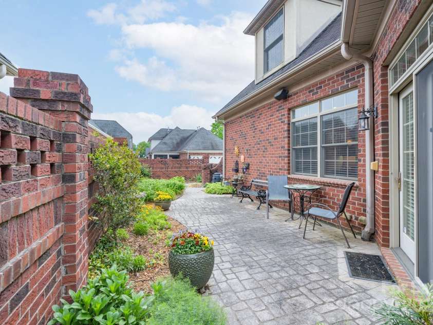 104 Hallmark Crossing, Rock Hill, SC 29732.  MLS# CAR4243961, YatesRealty ID 28343. Gorgeous Courtyard