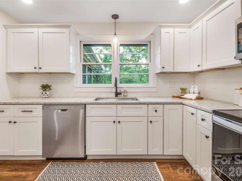 209 View Street, Asheville, NC 28806.  MLS# CAR4388264, YatesRealty ID 28346. Kitchen