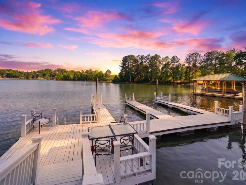19 Heron Cove Loop, Hickory, NC 28601.  MLS# CAR4381643, YatesRealty ID 28350. 