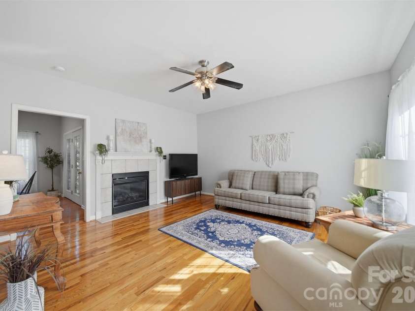 19 Heron Cove Loop, Hickory, NC 28601.  MLS# CAR4381643, YatesRealty ID 28350. 