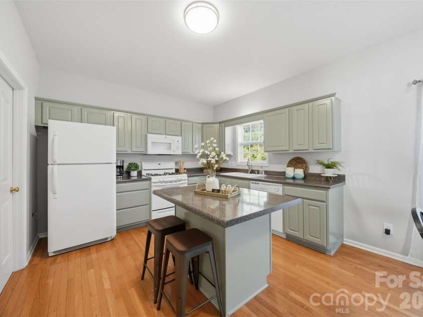 19 Heron Cove Loop, Hickory, NC 28601.  MLS# CAR4381643, YatesRealty ID 28350. 