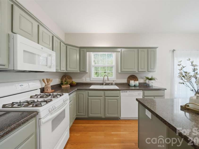 19 Heron Cove Loop, Hickory, NC 28601.  MLS# CAR4381643, YatesRealty ID 28350. 